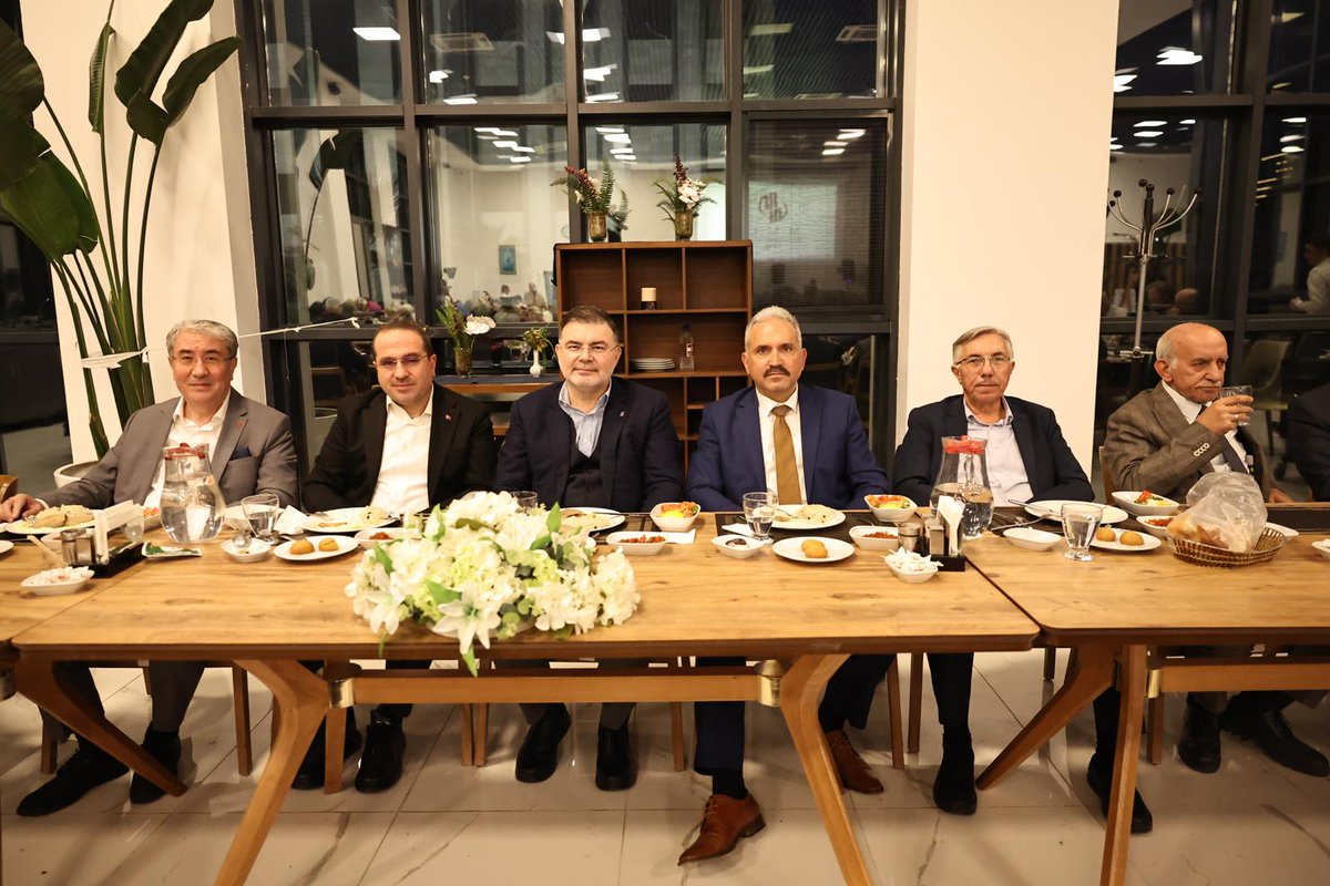 MMGIzmir's tweet photo. Birlik ve beraberliğimizin daha da güçlenmesine ve kardeşliğimizin pekişmesine vesile olan, Mimar ve Mühendisler Grubumuzun geleneksel olarak düzenlemiş olduğu iftar programımızı gerçekleştirdik. Bizleri kırmayıp davetimize icabet eden tüm misafirlerimize teşekkür ediyoruz. https://t.co/SSKFzSwGWl