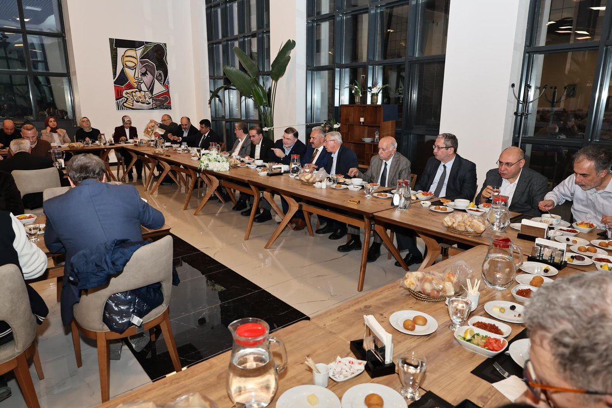 MMGIzmir's tweet photo. Birlik ve beraberliğimizin daha da güçlenmesine ve kardeşliğimizin pekişmesine vesile olan, Mimar ve Mühendisler Grubumuzun geleneksel olarak düzenlemiş olduğu iftar programımızı gerçekleştirdik. Bizleri kırmayıp davetimize icabet eden tüm misafirlerimize teşekkür ediyoruz. https://t.co/SSKFzSwGWl