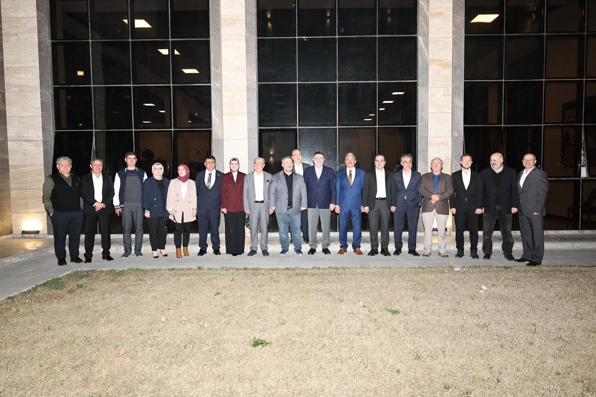 MMGIzmir's tweet photo. Birlik ve beraberliğimizin daha da güçlenmesine ve kardeşliğimizin pekişmesine vesile olan, Mimar ve Mühendisler Grubumuzun geleneksel olarak düzenlemiş olduğu iftar programımızı gerçekleştirdik. Bizleri kırmayıp davetimize icabet eden tüm misafirlerimize teşekkür ediyoruz. https://t.co/SSKFzSwGWl