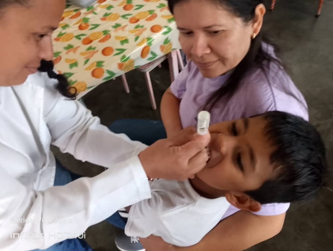 Jornada de Vacunación en el Estado Mérida.
Programa Ampliando de Inmunizaciones PAI.
Parroquia el Llano del Municipio Libertador, se vacunaron niños y niñas del Preescolar Juan Ruiz Fajardo contra la Poliomielitis, informó el jefe del área metropolitana en salud dr. José Sánchez.