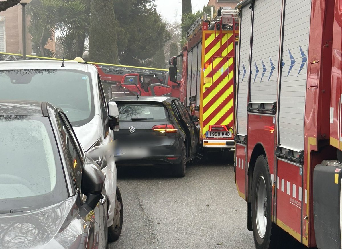 Totbadalona's tweet image. 🔴 Finalment, els dos gossos rescatats en aquest incendi han acabat morint. El propietari dels animals, a més, ha perdut el control del seu vehicle i s’ha encastat contra el camió dels @bomberscat #Badalona