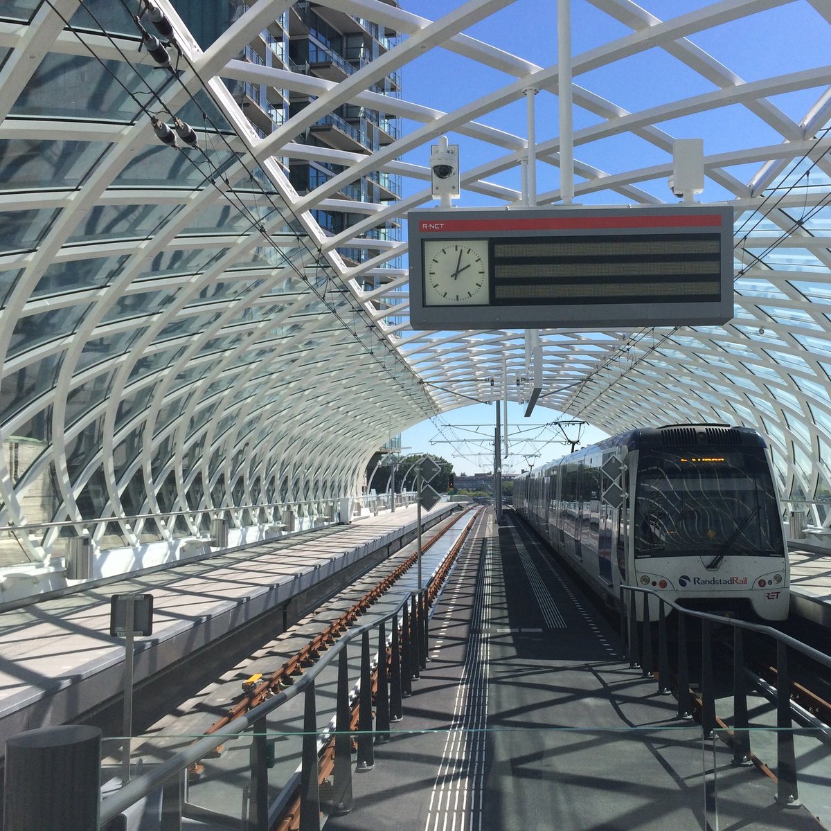 Door een wisselstoring is er op metro E oponthoud. Tussen 16.00 en 19.00 uur vervallen de spitsritten tussen Pijnacker Zuid en Slinge. Houd rekening met extra reistijd.