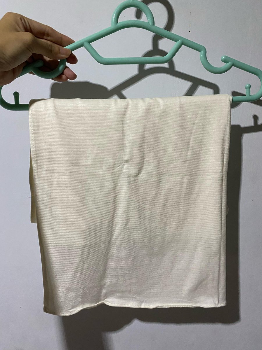 kuciign's tweet photo. @islahatur pashmina kaoss 20k onlyyyy! belum dipake samsek yaah ♡ https://t.co/1OCCmHOuUl