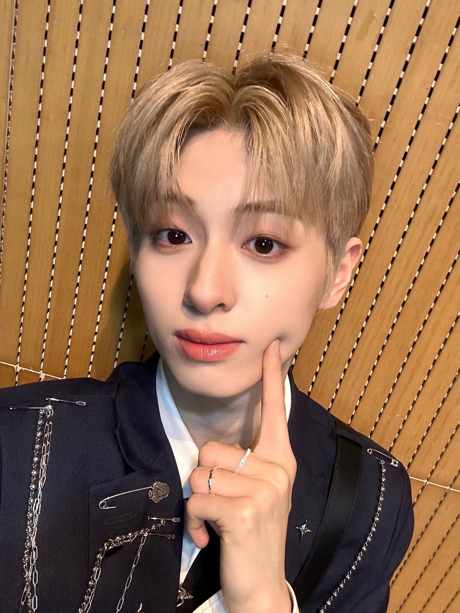 [#장현준] 위즈! 오늘 엠카운트다운 첫 방송 함께 해줘서 고맙구 이제 힘차게 달려바영 파이팅 🩶