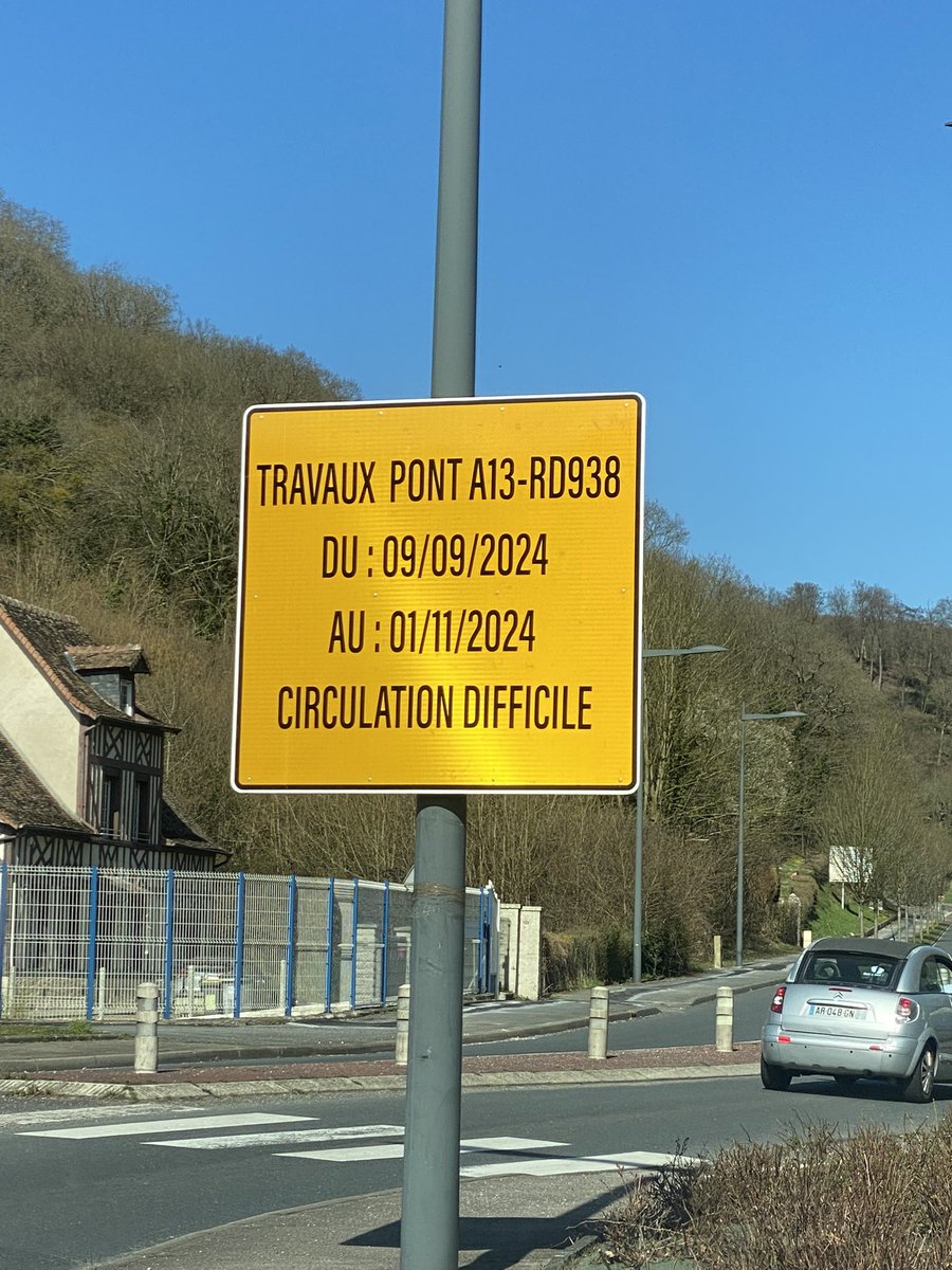 BonnaterreL's tweet photo. Bonjour chère @MetropoleRouenN je découvre avec beaucoup d’étonnement et un peu d’amusement ces deux panneaux qui viennent d’apparaître en haut et en bas de la côte des Essarts à #Orival et à #GrandCouronne pour des travaux en…. 2024 😉 #Backtothefutur https://t.co/HTpxskGdjQ