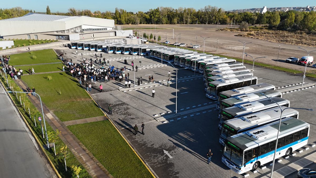 MarianoGaidoOk's tweet photo. Más colectivos, mejor servicio 
Hoy sumamos 30 nuevas unidades a COLE, el mejor transporte público del país. Triplicamos la flota, duplicamos los kilómetros y brindamos un servicio moderno y seguro. 30 líneas y 917 km de cobertura. Gracias a todos por hacer esto posible 💙 https://t.co/hHOZy0ssj0