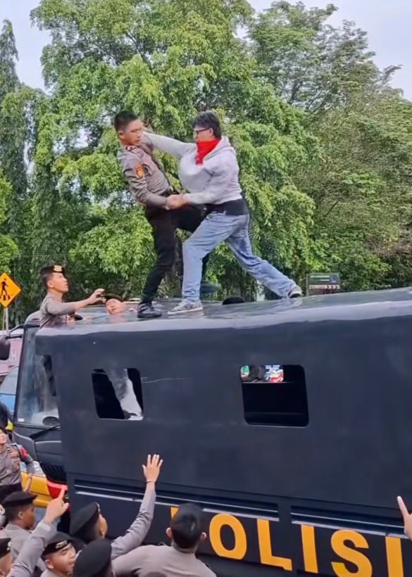 pasifisstate's tweet photo. Gak ngotak semua, Kalo berani mah kaya ini 1 lawan 1 kyk gini https://t.co/v9WbkOGrUv
