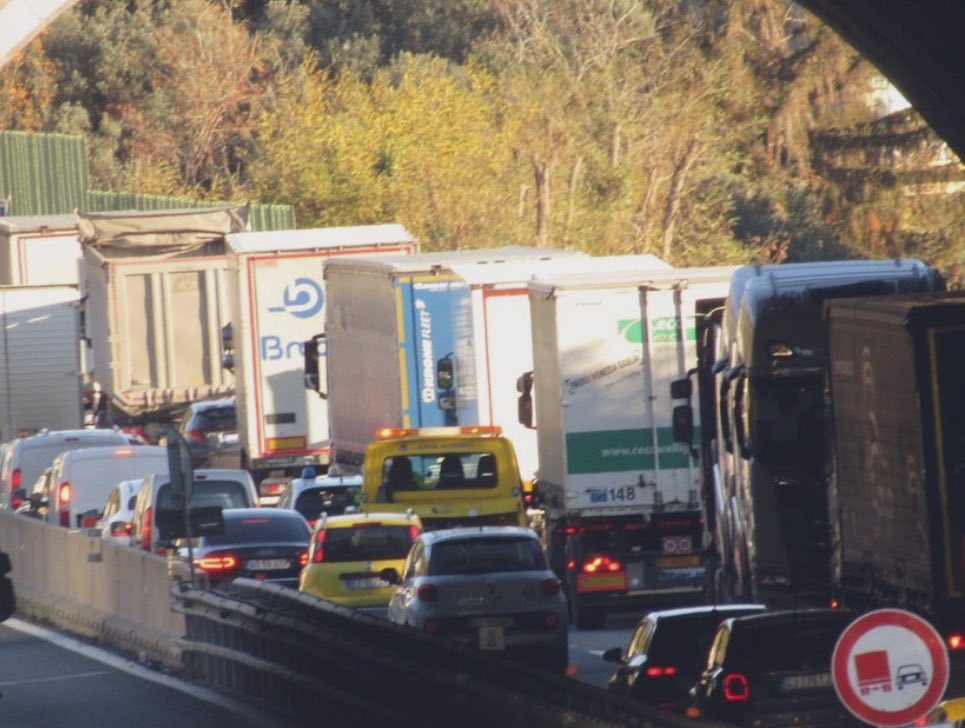 Decarbonizzazione UE: nuovo Piano Industriale, ma restano dubbi. La Commissione Europea ha posticipato al 2028 la misurazione delle emissioni, dando tregua ai produttori di veicoli. Il piano include incentivi per la decarbonizzazione, ma il settore dei trasporti teme obblighi di