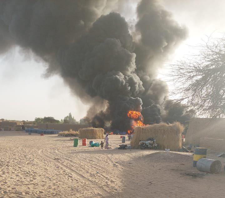 WamapsAR's tweet photo. #مالي 🇲🇱 | غارة جديدة تستهدف المدنيين في #تمبكتو
💥 في 19/03، شنت طائرة مسيرة تركية، تابعة للقوات المسلحة المالية (#FAMa) ومجموعة #فاغنر، غارة جوية على قرية شامبو (#شاميو) جنوب #زارو (جنوب نهر النيجر) في منطقة #تمبكتو. 

🔴وأسفرت الضربة عن مقتل ما لا يقل عن 15 مدنيًا وإصابة آخرين بجروح متفاوتة الخطورة، بالإضافة إلى أضرار مادية هائلة.

🔸وفقًا لمصادر من عين المكان، فإن القتلى كانوا حمّالين من قومية السونغاي، وكانوا يقومون بتحميل بضائع تجارية في الشاحنة لحظة استهدافهم.

🔹الطائرات المسيرة التركية، وخاصة طراز #TB2 و #Akinci، تسببت في مئات الضحايا المدنيين في المنطقة خلال الفترة الأخيرة، وسط غياب أي تحقيقات مستقلة حول هذه الضربات المتكررة.

🔸استمرار هذه العمليات الجوية يثير تساؤلات حول أهدافها الحقيقية وتداعياتها الكارثية على السكان والبنية التحتية المحلية.