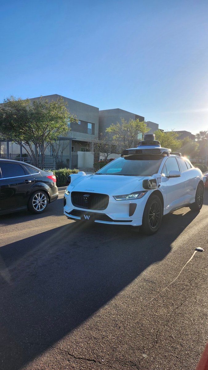 Desjarri's tweet photo. Vu à Phoenix hier ... voiture taxi sans chauffeur. https://t.co/ZaoB81oZNz