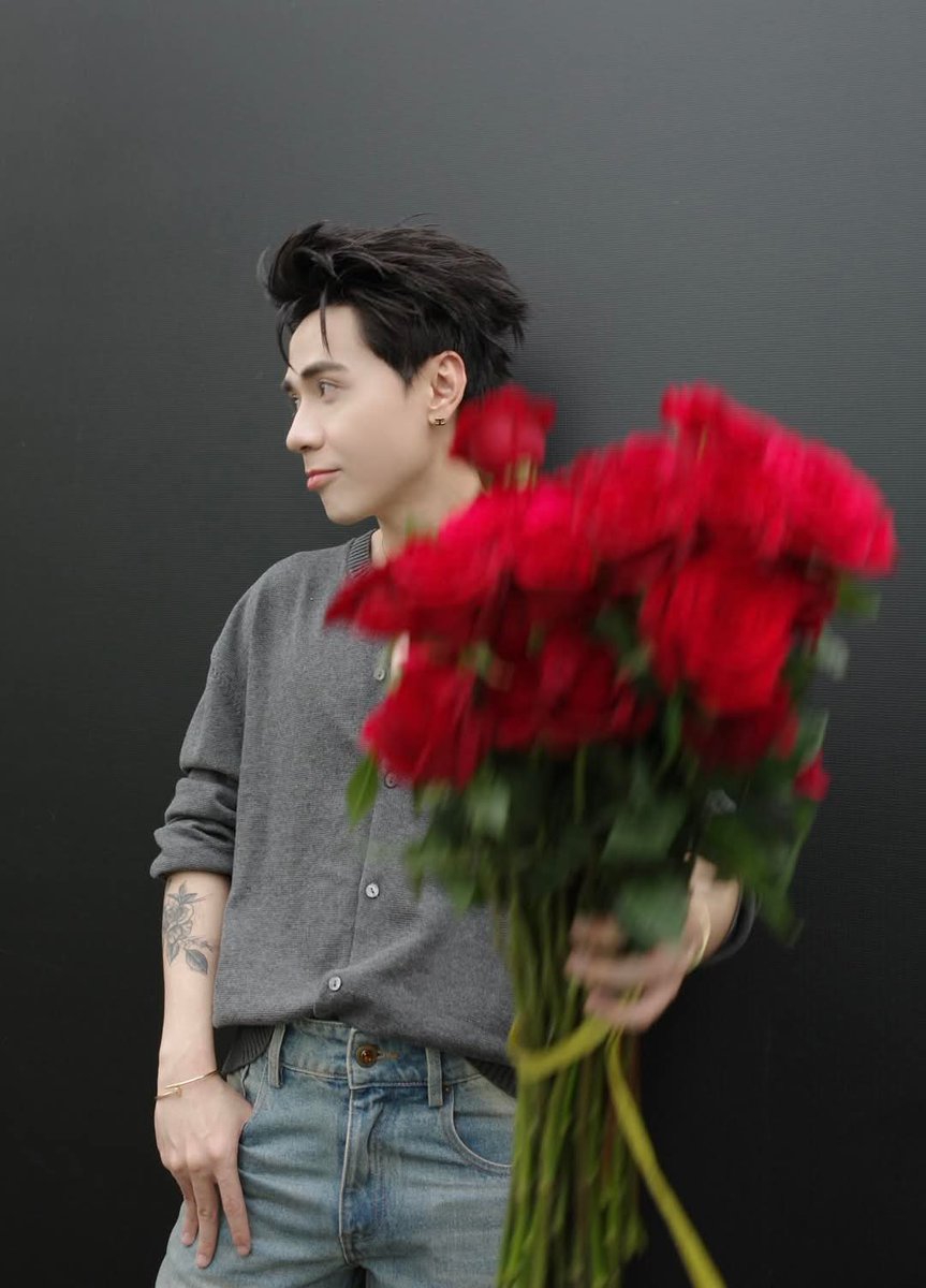 I_AM_YOURS_MD's tweet photo. แหมมมมมมจะให้ดอกไม้กันทีก็มาทำเป็นเขิน อ่ะๆยังไงก็ขอบคุณนะเจ้าเด็กขี้อาย
#รักเขา
#muzik 
#QuangHungMasterD
#QuangHùngMasterD https://t.co/iHnTtCBFva