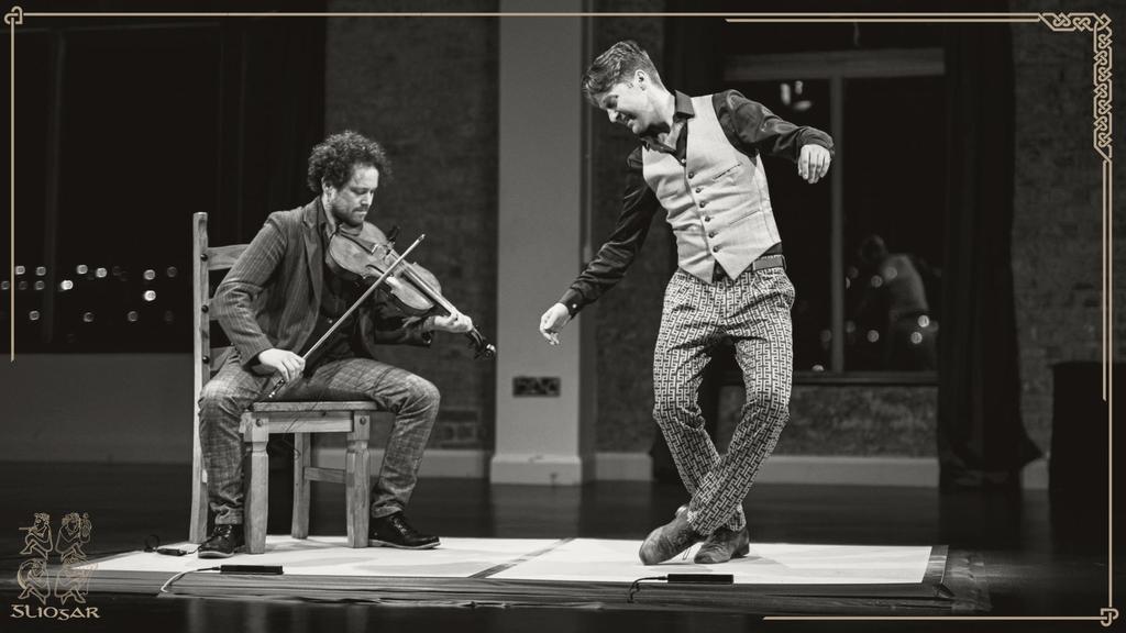 An Cúinne Dána RnaG (@cuinnedana) on Twitter photo Ar an gclár inniu - léiriú spleodrach de chuid @CeolConnected <a href="/fidgetfeetdance/">Fidget Feet</a> <a href="/BlackboxTheatre/">BlackBox Theatre</a>, Tar Liom le Sharon Ní Chuilibín <a href="/LinenhallMayo/">Linenhall Arts Centre</a> & ceirnín nua leis an bhfidléir Ultan O'Brien. Bí inár dteannta ag 2 05pm <a href="/RTERnaG/">Raidió na Gaeltachta</a> 📻🎵 Ar an gclár inniu - léiriú spleodrach de chuid @CeolConnected <a href="/fidgetfeetdance/">Fidget Feet</a> <a href="/BlackboxTheatre/">BlackBox Theatre</a>, Tar Liom le Sharon Ní Chuilibín <a href="/LinenhallMayo/">Linenhall Arts Centre</a> & ceirnín nua leis an bhfidléir Ultan O'Brien. Bí inár dteannta ag 2 05pm <a href="/RTERnaG/">Raidió na Gaeltachta</a> 📻🎵