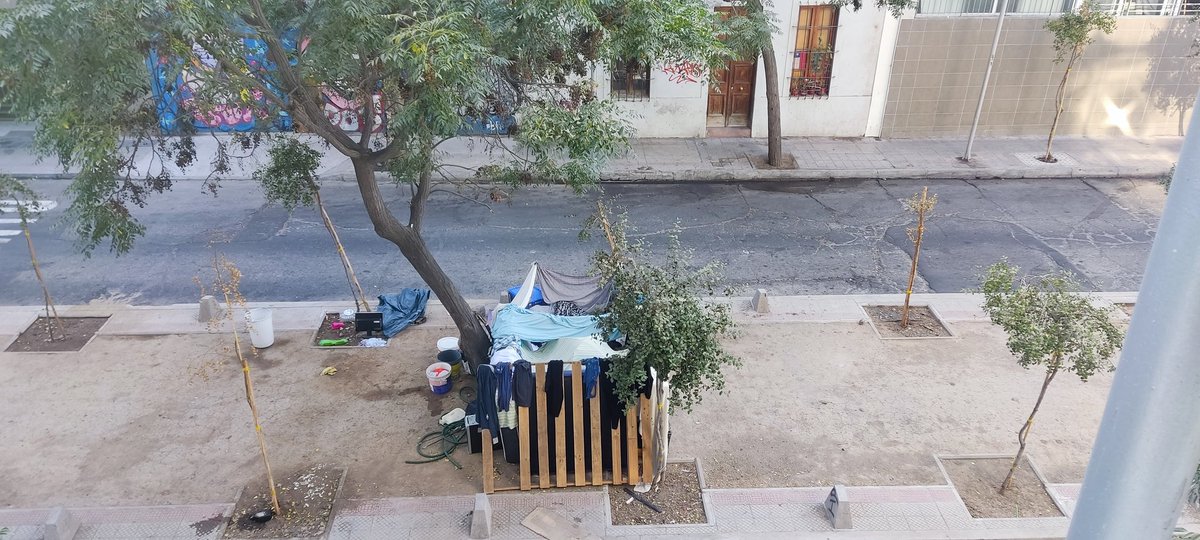Batuzai18's tweet photo. @Muni_Stgo Estimados, el ruco está creciendo y no los veo por acá, les voy a dejar unas imágenes. Está creciendo y trae más basura. https://t.co/AlzCs7eloz