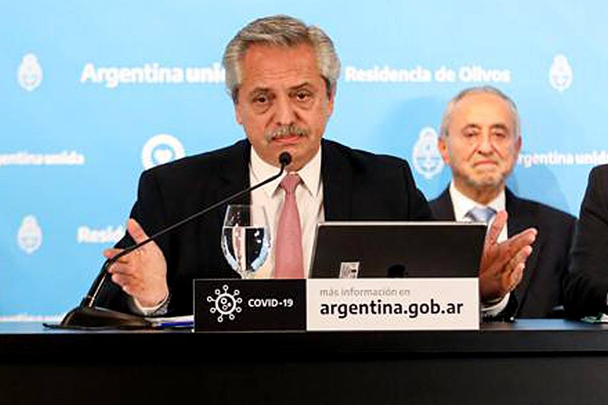 ZinClaudio's tweet photo. El que está en primer plano es el imbécil de AF cuando anuncia la cuarentena, por la pandemia de COVID, hoy hace 5 años. El que está en 2º plano es el autor intelectual del desproposito mas grande de la historia de la Salud Publica Argentina. Objetivo principal: HACER NEGOCIOS CON INSUMOS MEDICAMENTOS y mas tarde VACUNAS. O sea HACER NEGOCIOS. NO LO OLVIDEN