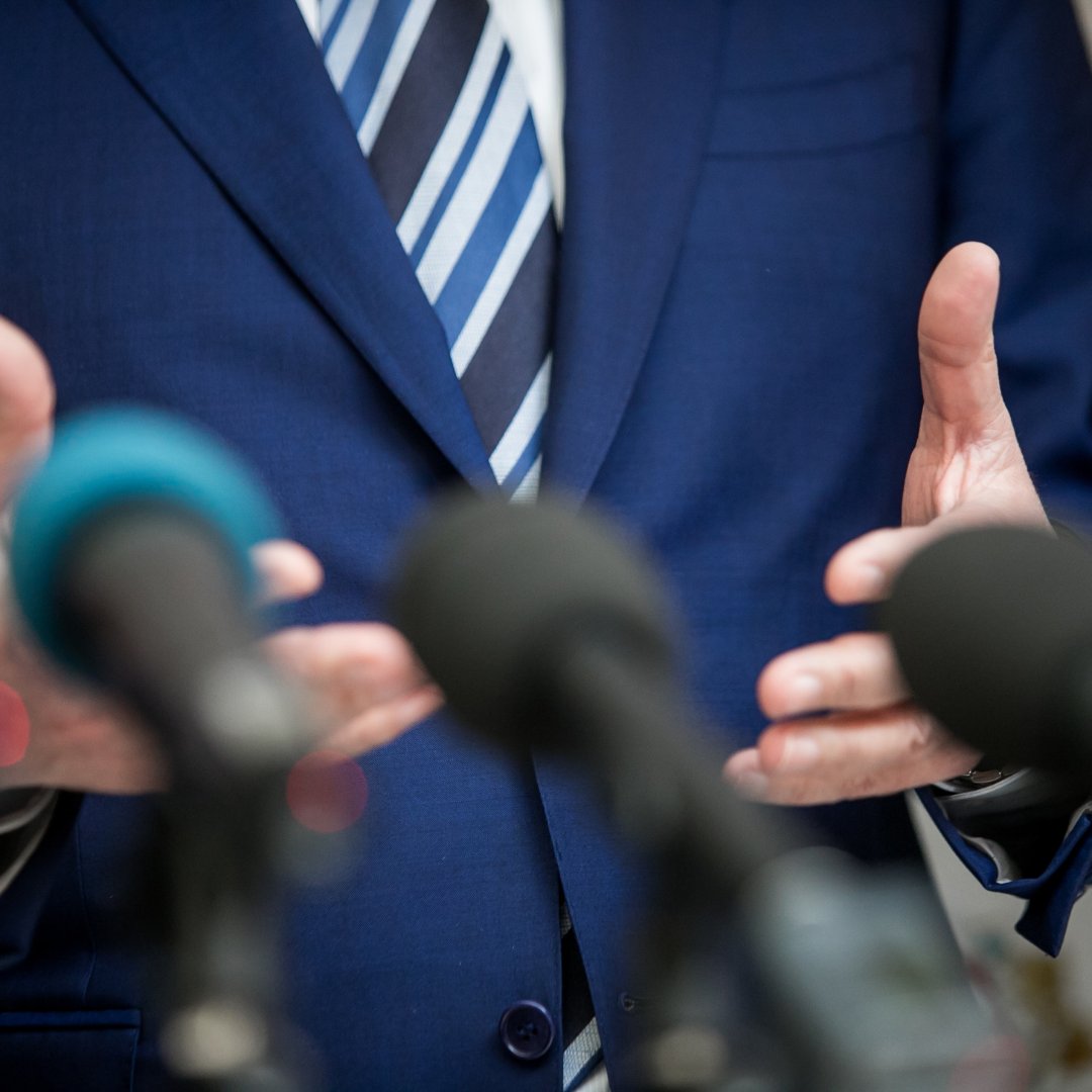 📰 Jednym z głównych zadań dyplomaty jest informowanie własnego rządu o sytuacji w państwie przyjmującym. Powinien on pozyskiwać wiedzę o sytuacji wewnętrznej w państwie urzędowania oraz analizować pozyskiwane informacje na rzecz władz państwa wysyłającego.