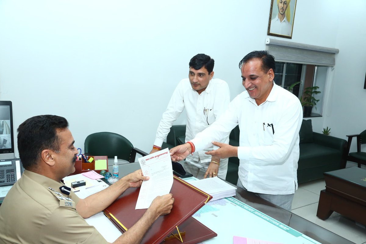 ɪꜱʜᴜ ᴀʟᴡᴀʀ (@ieshupancholi45) on Twitter photo <a href="/PoliceRajasthan/">Rajasthan Police</a> के जवानो की वेतन विसंगतियों और पदोन्नति में भेदभाव को दूर करने की मांग को लेकर हनुमानगढ़ बार संघ ने <a href="/HmghPolice/">Hanumangarh Police</a> को ज्ञापन सौंपा अध्यक्ष नरेंद्र माली और सचिव प्रकाश रोझ के नेतृत्व में बार संघ के पदाधिकारी उपस्थित रहे <a href="/BhagirathT47312/">Bhagirath Traffic</a>
<a href="/HansraajGurjar/">Hansraj Gurjar</a> <a href="/LaxmanTonk/">LAXMAN CHOUDHARY</a> <a href="/PoliceRajasthan/">Rajasthan Police</a> के जवानो की वेतन विसंगतियों और पदोन्नति में भेदभाव को दूर करने की मांग को लेकर हनुमानगढ़ बार संघ ने <a href="/HmghPolice/">Hanumangarh Police</a> को ज्ञापन सौंपा अध्यक्ष नरेंद्र माली और सचिव प्रकाश रोझ के नेतृत्व में बार संघ के पदाधिकारी उपस्थित रहे <a href="/BhagirathT47312/">Bhagirath Traffic</a>
<a href="/HansraajGurjar/">Hansraj Gurjar</a> <a href="/LaxmanTonk/">LAXMAN CHOUDHARY</a>