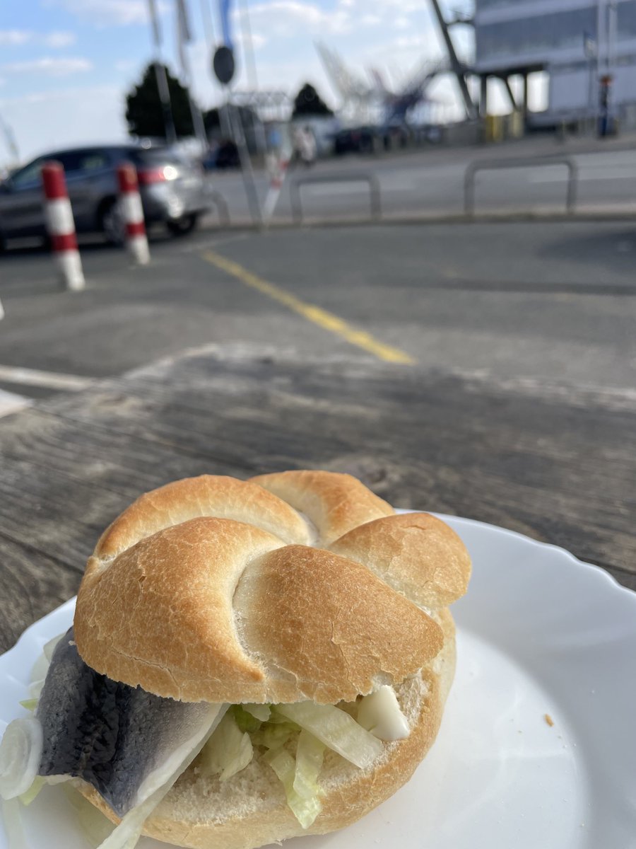 #hallohallo
Hamburg🌞Hafen und schon wieder Fischbrötchen ❣️so lecker Herr Macron