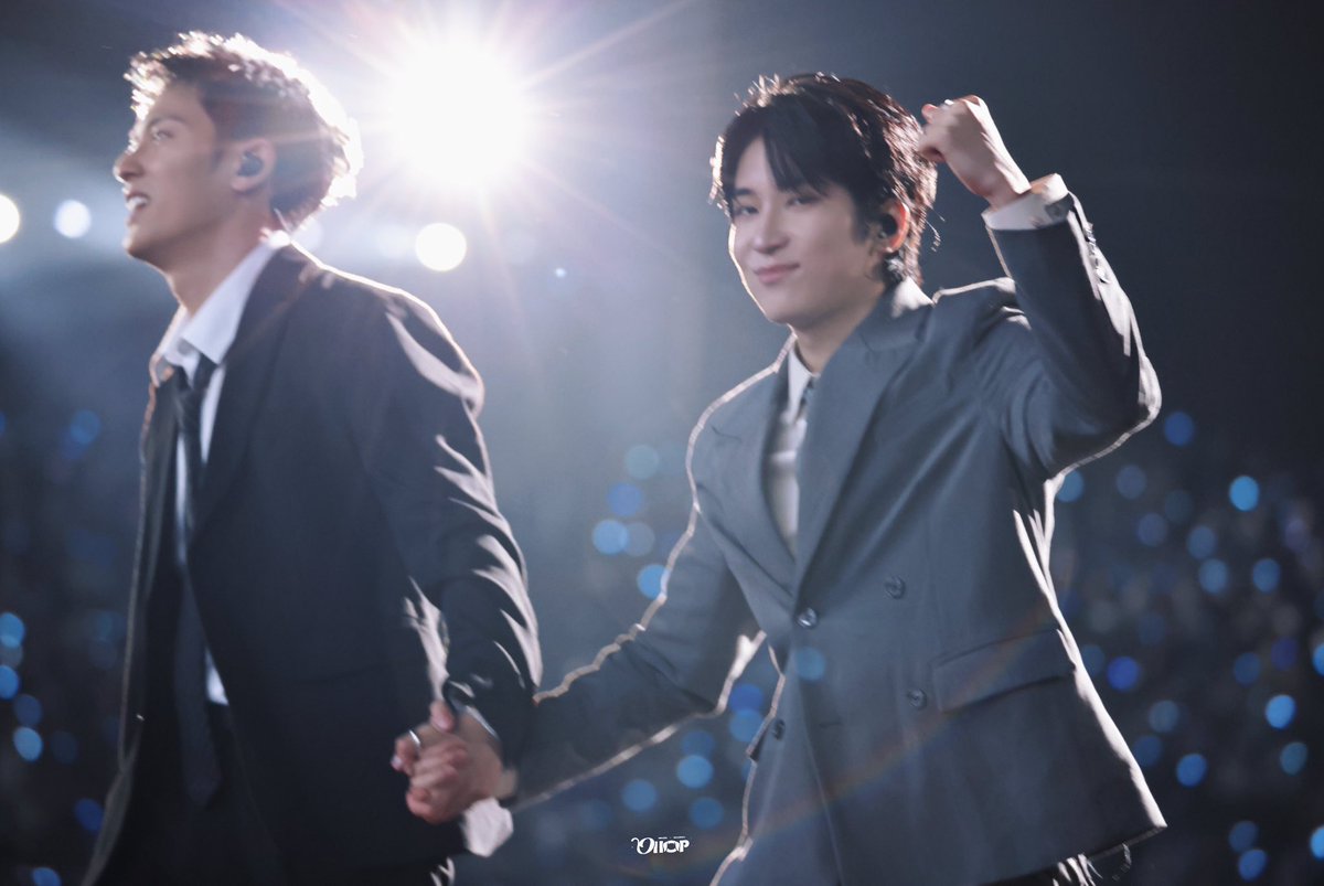 onusmin's tweet image. their punishment depended on that wheel & what a blessing it was for it to land on mingyu having to run while carrying a member & he chose wonwoo. for sure he didn’t see it as a punishment but as a chance to let ww savor this moment with carats up close on his last cland for now