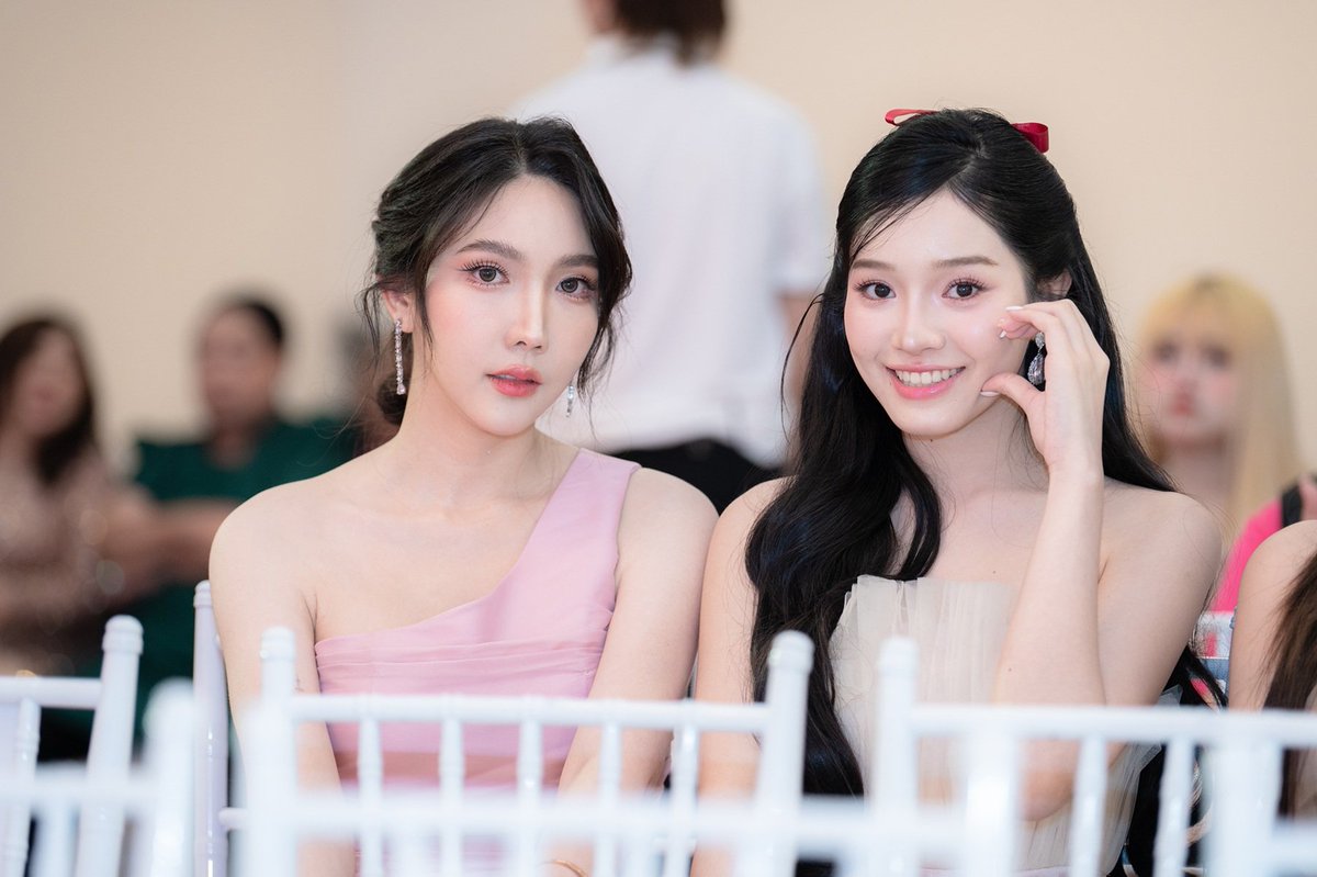 SECRET_Styled's tweet photo. “สไปรท์ อิสรีย์ - เปียโน พรญาณี” หายเหนื่อย แฟนซีรีส์ “กัษธิษฐาน” (I’m Your Moon The Series) ต้อนรับอบอุ่น
กระแสออกอากาศ EP.1 ดีเกินคาด ยอดวิวพุ่ง!!!

.

ยิ้มรับฟีดแบ็กท��่ดีเกินคาด หลังแฟนซีรีส์ชาวไทย และชาวต่างประเทศ ได้รับชมซีรีส์แซฟฟิกแนวโรแมนติกดราม่า “กัษธิษฐาน” (I’m Your Moon The Series) ที่ผลิตโดย บริษัท ยู เอ็นเตอร์เทนเมนท์ จำกัด (U ENTERTAINMENT) ที่ออกอากาศให้ชม EP.1 ไปแล้ว ทางช่อง AmarinTV HD 34 ทำเอา 2 นักแสดงนำ “สไปรท์ อิสรีย์ จารุพัน��ุ์โกมล” และ “เปียโน พรญาณี พรพิชยวศิน” ออกอาการปลื้มใจสุด ๆ เมื่อเข้าไปตามอ่านข้อความ ที่ติด # (แฮชแท็ก) #ImYourMoonEP1 ที่มีทั้งคำติชมเข้ามา ไม่คิดว่าออกอากาศ ไปแค่ตอนเดียว กระแสตอบรับ EP.1 จะดีขนาดนี้ รู้สึกอบอุ่นหัวใจมาก เพราะมีคอมเมนต์ส่งเข้ามาทุกแพลตฟอร์มโซเชียล ไม่ว่าจะเป็นในเรื่องของการแสดงกับเคมีที่เข้ากันมาก ภาพสวย เนื้อหาสนุก ชวนให้ติดตาม เห็นทุกคนชื่นชอบแบบนี้ ทำให้นักแสดงและทีมงานหายเหนื่อย

.

โดย สไปรท์ - อิสรีย์ จารุพันธุ์โกมล เผยว่า... “ต้องบอกเลยค่ะว่าเหนือความคาดหมายมาก ๆ เพราะเราก็ลุ้นว่า จะมีคนดูเราเยอะไหม ยิ่งเป็นซีรีส์เรื่องแรกของเราด้วย ผลตอบรับจะเป็นยังไง ไปรท์ไปนั่งไล่อ่านทุกคอมเมนต์ของ��ุกแพลตฟอร์มเลยค่ะ ดีใจมาก ๆ ที่ทุกคนชื่นชอบ และขอบคุณทุกคำติชมผ่านทุกช่องทางนะคะ ขอบคุณมาก ๆ เลยค่ะ”

.

ส่วน เปียโน - พรญาณี พรพิชยวศิน ก็ปลื้มใจไม่แพ้กัน พร้อมฝากถึงแฟน ๆ ว่า... “ขอบคุณแฟนซีรีส์ทั้งชาวไทย และอินเตอร์แฟนมาก ๆ เลยนะคะ ยังไงก็ฝากติดตามตอนต่อไปของพวกเราด้วยค่ะ ว่าหลังจากที่ “พี่เอิร์ล” กับ “น้องเพรย์” เค้าได้พบกันแล้ว เรื่องราวจะเป็นยังไงต่อ เมื่��รู้ว่า เพรย์ เป็นทายาทวังอุษณกร รอติดตามกันนะคะว่าความรักของพวกเรา จะสมหวังไหม For inter fan, We appreciate your kind support thanks for the overwhelming response to our series. ขอบคุณมาก ๆ เลยค่า”

.

ส่วนเรื่องราวในตอนถัดไปจะเข้มข้น และน่าติดตามขนาดไหน ? มาร่วมค้นหาคำตอบในความรัก ความสัมพันธ์ของพวกเธอพร้อมกัน ในซีรีส์แซฟฟิกแนวโรแมนติกดราม่า “กัษธิษฐาน” (I’m Your Moon The Series) ออกอากาศทุกวันอาทิตย์ เวลา 22.45 น. ทางช่อง AmarinTV HD 34 ดูออนไลน์เ��อร์ชัน UNCUT เวลา 23.45 น. บนแอป iQIYI และ เว็บ https://t.co/tbAOwqjJYC ที่เดียวเท่านั้น

.

ติดตามความเคลื่อนไหวซีรีส์แซฟฟิกโรแมนติกดราม่า กัษธิษฐาน I'm Your Moon The Series ได้ทาง
Instagram : imyourmoontheseries https://t.co/4SvLrGJNWu
Twitter (X) : Imyourmoontheseries https://t.co/9aU4ybHQoh
TikTok : imyourmoontheseries https://t.co/CU1oGr0HRn
หรืออัปเดตเพิ่มเติมจากออฟฟิเชียล U Entertainment ได้ทาง
Facebook : U Entertainment https://t.co/jPUPn4C0Ns
Instagram : u.entertainment.official https://t.co/dQtDEKN36U
Twitter (X) : U Entertainment https://t.co/B8Zn4wILo4
TikTok : u.entertainment.official https://t.co/w7yx8tq1Ss
YouTube : U.Entertainment https://t.co/NlE0J4m1VT

#ImYourMoonEP1 #ImYourMoonTheSeries 
#กัษธิษฐาน #สไปรท์เปียโน 
#spriteitsaree #pianopyn 
#ImYourMoon #Uentertainment #iQIYI