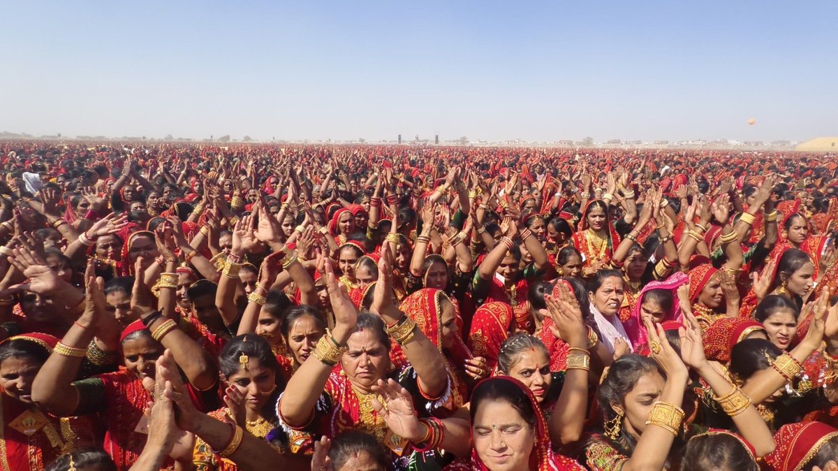 narendramodi's tweet photo. ટેકનોલોજીની મદદથી આજે, હું ઠાકરધામ બાવળીયાળી ખાતે ઉપસ્થિત વિશાળ જનસમુદાય સાથે સંવાદ કરી શક્યો. આ સ્થળ ભરવાડ સમુદાય માટે શ્રદ્ધાનું કેન્દ્ર છે. 

પુનઃ પ્રાણ પ્રતિષ્ઠા મહોત્સવ અને શ્રીમદ્ ભગવદ્ જ્ઞાન ગોપ ગાથા કાર્યક્રમનું આયોજન કરવા બદલ હું સમુદાયના તમામ સભ્યોને અભિનંદન આપું છું. આજે સવારે હજારો બહેનોએ પારંપરિક ગોપી હુડો રાસ રજૂ કર્યો. સ્થાનિક સંસ્કૃતિ અને પરંપરાની જાળવણી કરતા આ પ્રયાસો લાંબા ગાળા સુધી અસરકારક રહેશે.