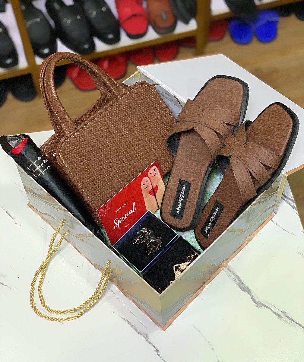 angieekulture's tweet photo. ❣️Price: N66,000

CONTENT:

✨Angieekulture Maxi Gift-box
✨Any pair of Angieekulture Female   
      footwear
✨Angieekulture mini bag
✨A pair of earrings or bracelet
✨A Stem of Rose 
✨A personalized note card https://t.co/6eee1EeKJs