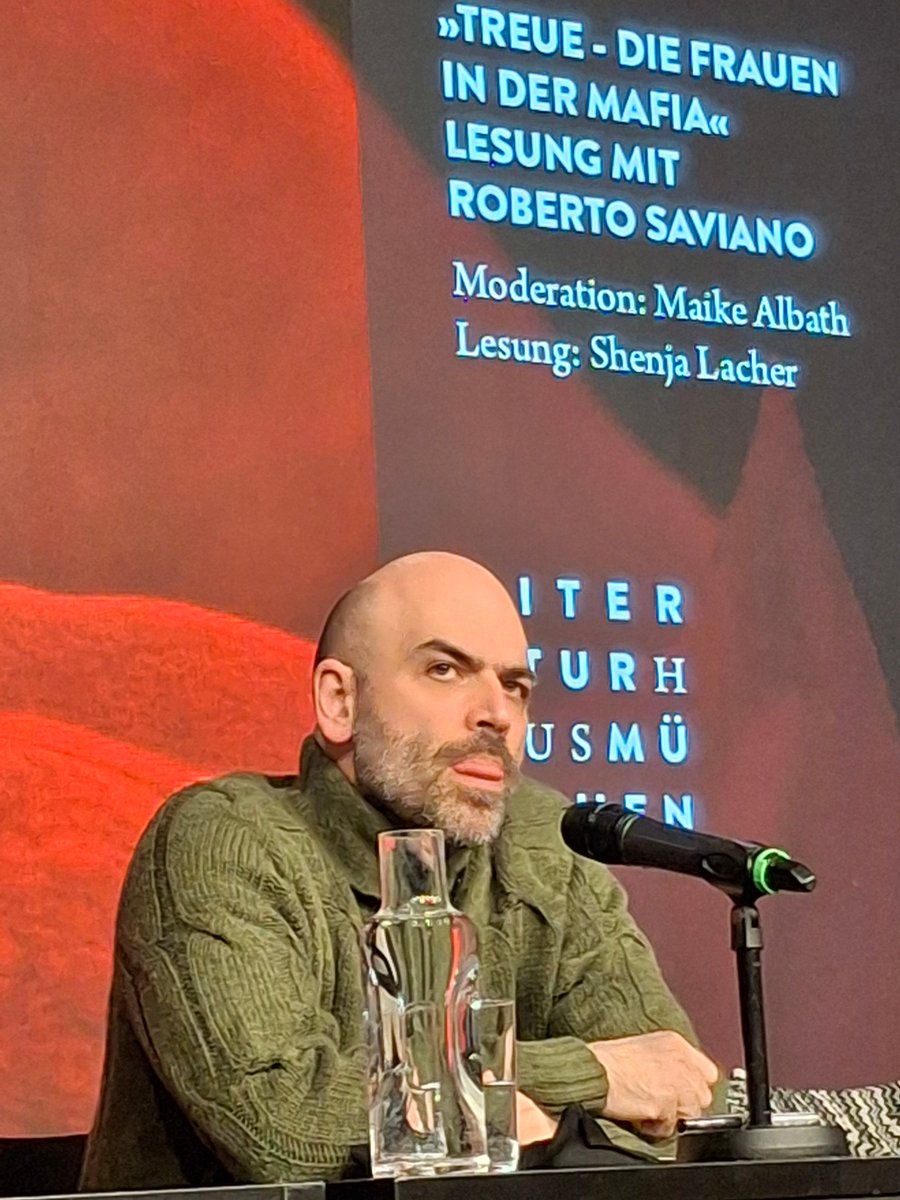 vschenz's tweet photo. Beeindruckender Abend mit "Mafia-Journalist" Roberto Saviano im #literaturhausmünchen. Selten so viele Polizisten, Personenschützer und - 😎 - Italiener dort erlebt. Saviano muss seit Jahren im Untergrund leben. #hanserverlag https://t.co/Wv8jc3slVV