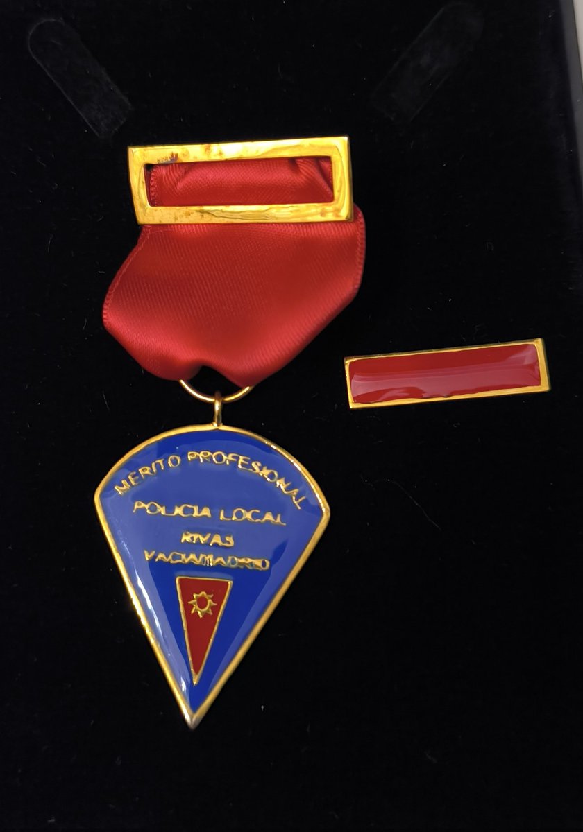 Agradecido a <a href="/AytoRivas/">Ayuntamiento de Rivas Vaciamadrid</a> y <a href="/policiaderivas/">Policía Local de Rivas Vaciamadrid</a> por este reconocimiento 🏅al mérito profesional por mis años como voluntario en la localidad.
Y además, en buena compañía 🔶🟧🟠