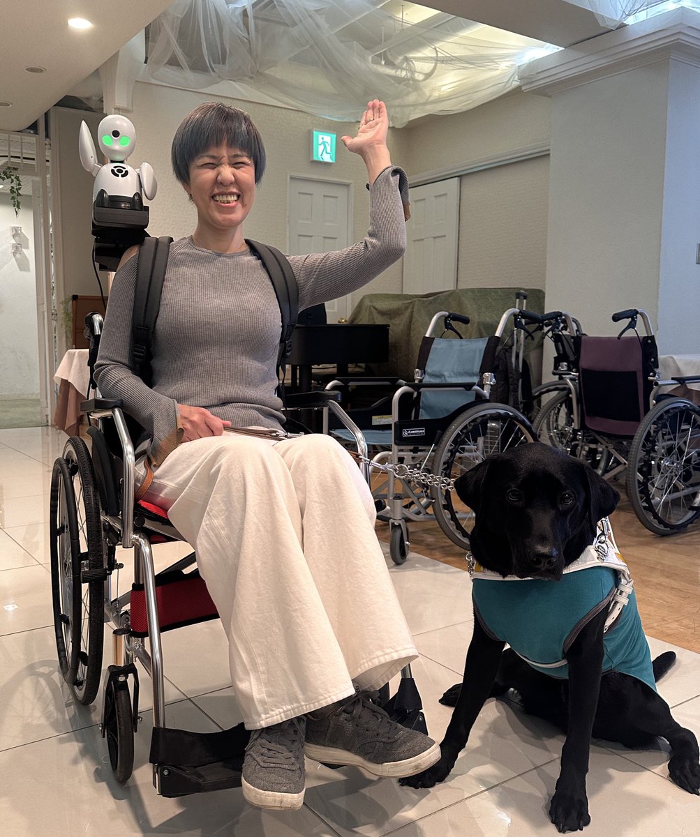 origamicat's tweet photo. ル•クロのじゅんじゅんさんと盲導犬のライズくんと肩乗りOriHimeと。
見れる移動困難者と、移動できる視覚障害者がタッグを組んで仕事できる未来
#OriHimeTour
#ル・クロ・ド・マリアージュ
#NIN_NIN https://t.co/hqzE8TTR6g