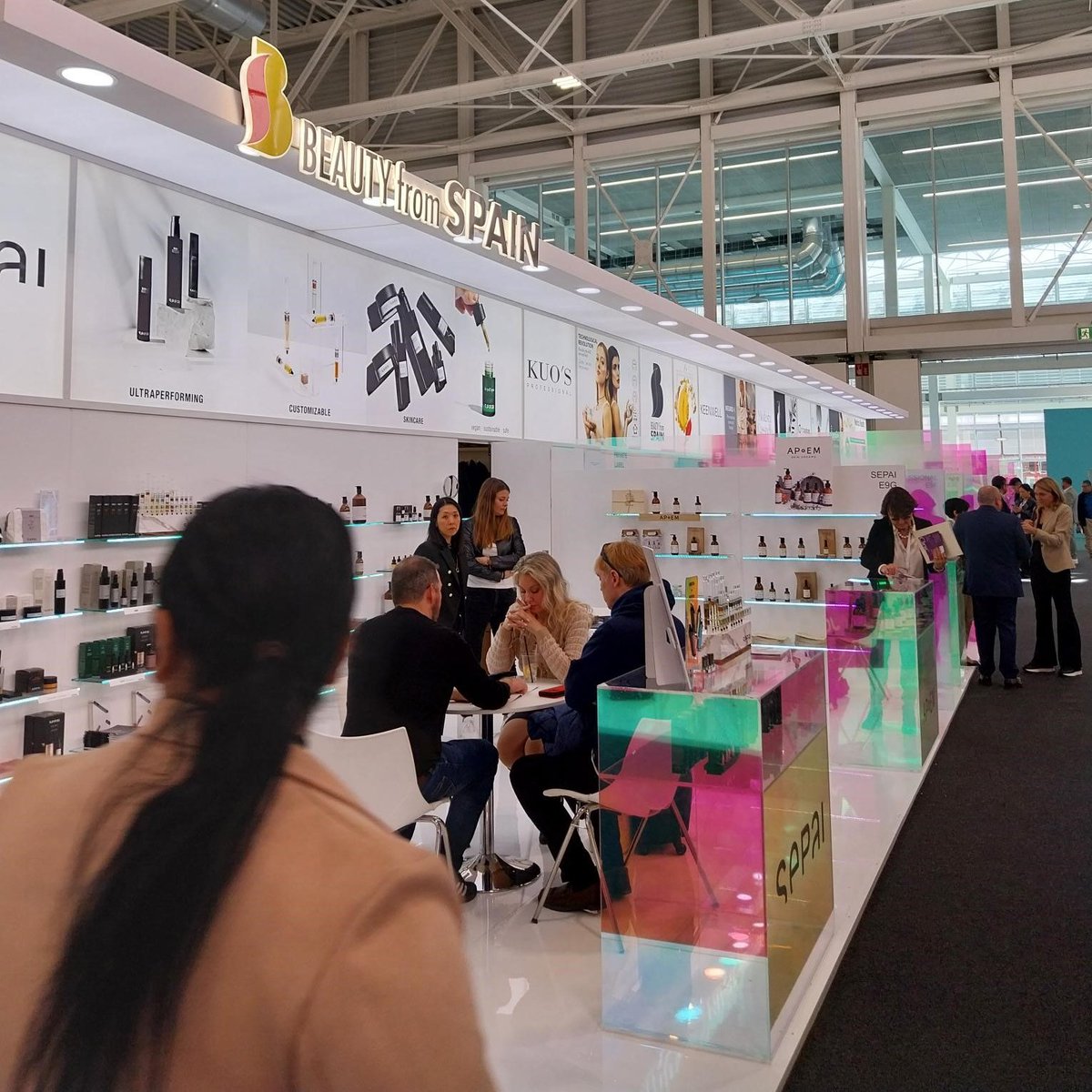 ICEX_'s tweet image. 💄 España, líder internacional en #cosmética y #perfumería, acude con 73 empresas a @cosmoprofbeauty  Bolonia 2025 en el #PabellónEspaña.

Se trata del evento anual más importante para esta industria, en el que cuentan con más de 3.000 expositores de 69 países y con una…