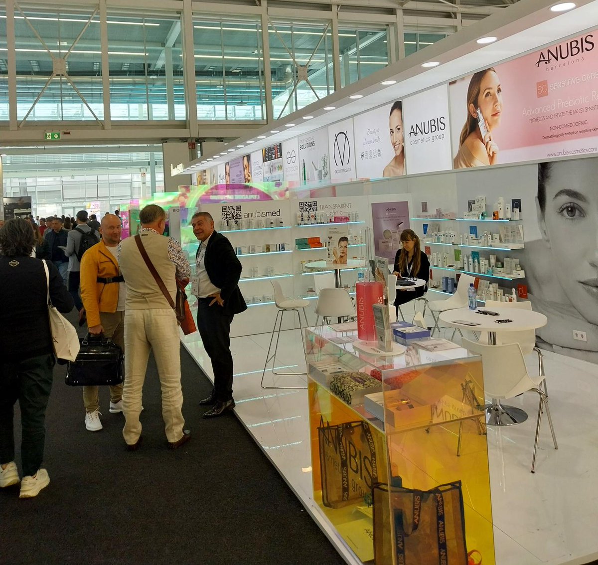 ICEX_'s tweet image. 💄 España, líder internacional en #cosmética y #perfumería, acude con 73 empresas a @cosmoprofbeauty  Bolonia 2025 en el #PabellónEspaña.

Se trata del evento anual más importante para esta industria, en el que cuentan con más de 3.000 expositores de 69 países y con una…