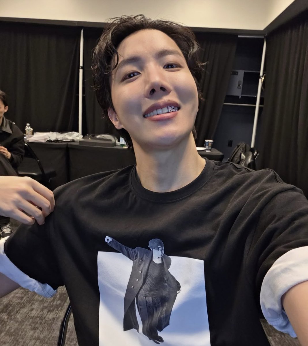 jhopewaist's tweet photo. THE COOLEST https://t.co/POS1zKyJdn