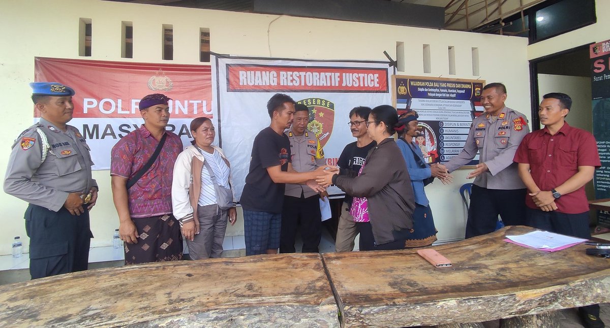 HumasDawan's tweet photo. Polsek Dawan menggelar proses Restorative Justice dalam penyelesaian kasus pencurian tembakau yang terjadi di wilayah hukumnya pada Kamis, 20 Maret 2025. Proses ini dilakukan sebagai upaya menyelesaikan perkara secara kekeluargaan dengan melibatkan pelaku, korban, serta tomas. https://t.co/ZIJIVEPcEb