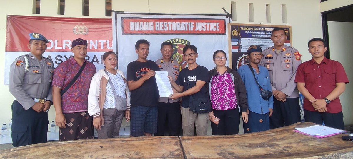 HumasDawan's tweet photo. Polsek Dawan menggelar proses Restorative Justice dalam penyelesaian kasus pencurian tembakau yang terjadi di wilayah hukumnya pada Kamis, 20 Maret 2025. Proses ini dilakukan sebagai upaya menyelesaikan perkara secara kekeluargaan dengan melibatkan pelaku, korban, serta tomas. https://t.co/ZIJIVEPcEb