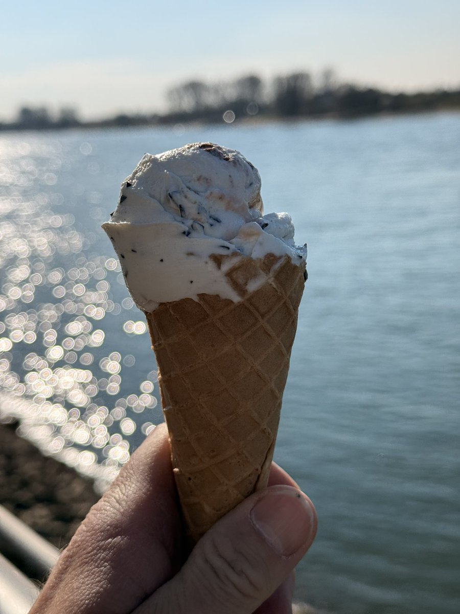 funandsunshine's tweet image. Hiermit erkläre ich die 🍦 Saison für eröffnet 👍🏼

#Eis 
#Radfahren
 #Sonne