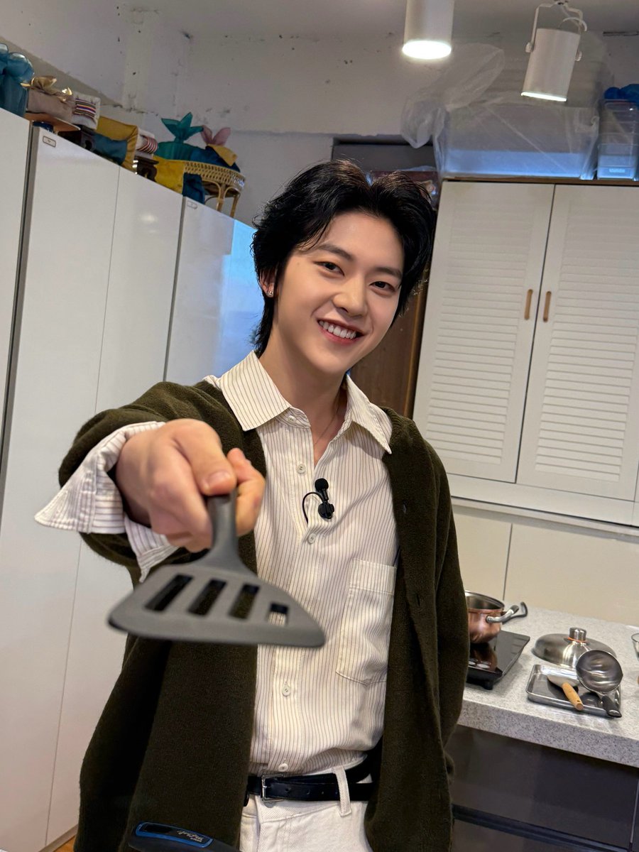ZB1_jp's tweet photo. _𝗭𝗘𝗥𝗢𝗙𝗢𝗖𝗨𝗦

NHK『ハングルッ！ナビ～卒業回スペシャル』にSEOK MATTHEWが出演いたしました🩵

こんなに楽しいMATTHEWと一緒なら来週も頑張れち��いますよね？😚 

また来週もお会いしましょう✨

#ハングルッナビ
#ZEROBASEONE #ZB1 https://t.co/2kKPHSY713