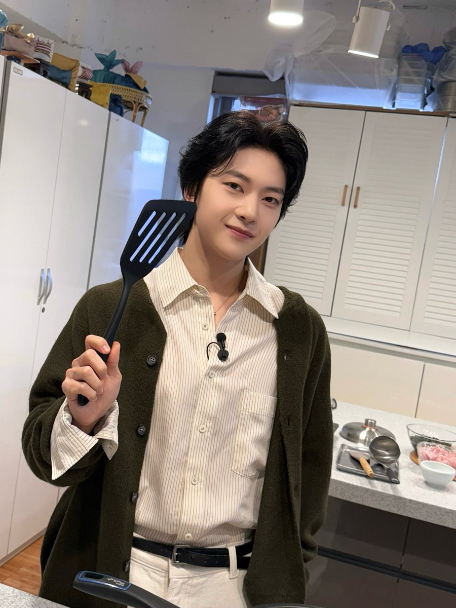 ZB1_jp's tweet photo. _𝗭𝗘𝗥𝗢𝗙𝗢𝗖𝗨𝗦

NHK『ハングルッ！ナビ～卒業回スペシャル』にSEOK MATTHEWが出演いたしました🩵

こんなに楽しいMATTHEWと一緒なら来週も頑張れち��いますよね？😚 

また来週もお会いしましょう✨

#ハングルッナビ
#ZEROBASEONE #ZB1 https://t.co/2kKPHSY713