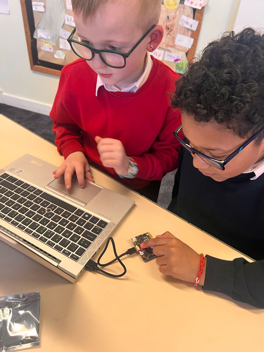 StKennethsRCPS's tweet image. P4 have started their digital leader journey by inviting P3B to learn all things Micro:bits #StKICT #digitaltechnologies #StKLeaders ⁦@FifeDigiLearn⁩ ⁦@microbit_edu⁩