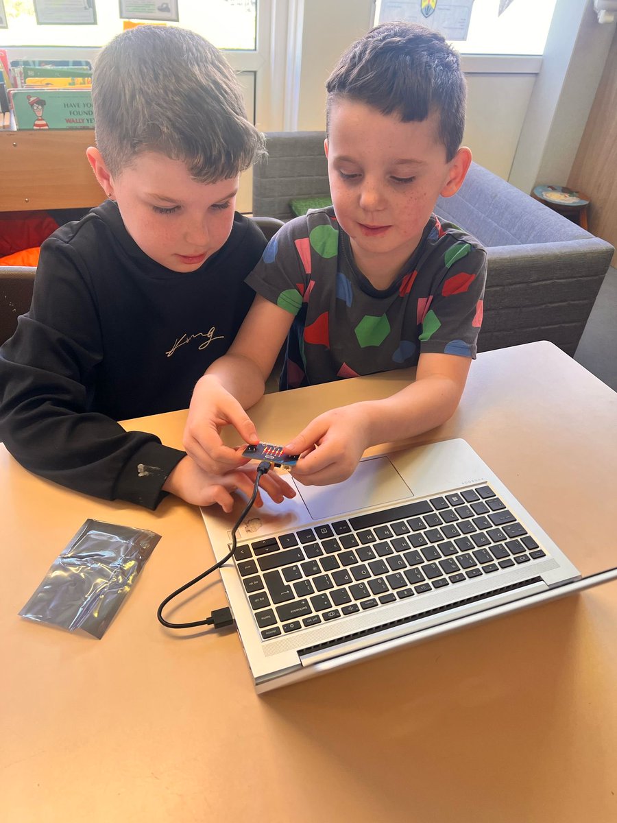 StKennethsRCPS's tweet image. P4 have started their digital leader journey by inviting P3B to learn all things Micro:bits #StKICT #digitaltechnologies #StKLeaders ⁦@FifeDigiLearn⁩ ⁦@microbit_edu⁩