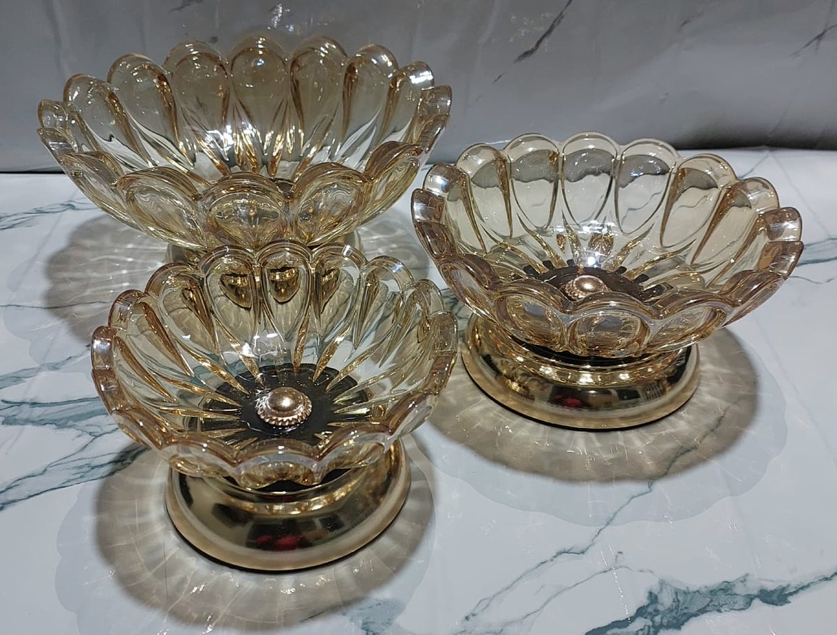 DSwidom's tweet photo. *🌟🪸Heavy glass 5 arm fruit bowl elegant presentation set now available in 5 designs @Ksh 5500 per set wholesale price🌺*

📞0796456494
We deliver countrywide https://t.co/RE8eRQOmw0