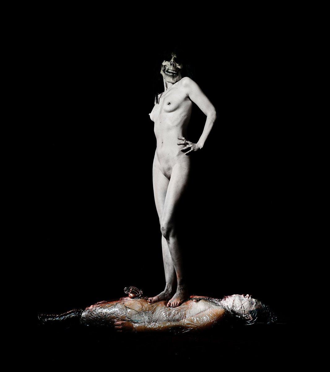 dcdedalus's tweet photo. La Morte si presenta per invitare al suo ballo, volteggiando in un cimitero in una danza macabra per schernire le vane speranze e interrompere all’improvviso le fatue illusioni la caducità delle cose terrene e la vacuità della Vanità.
Danza Macabra https://t.co/Tuqjp4Xcej