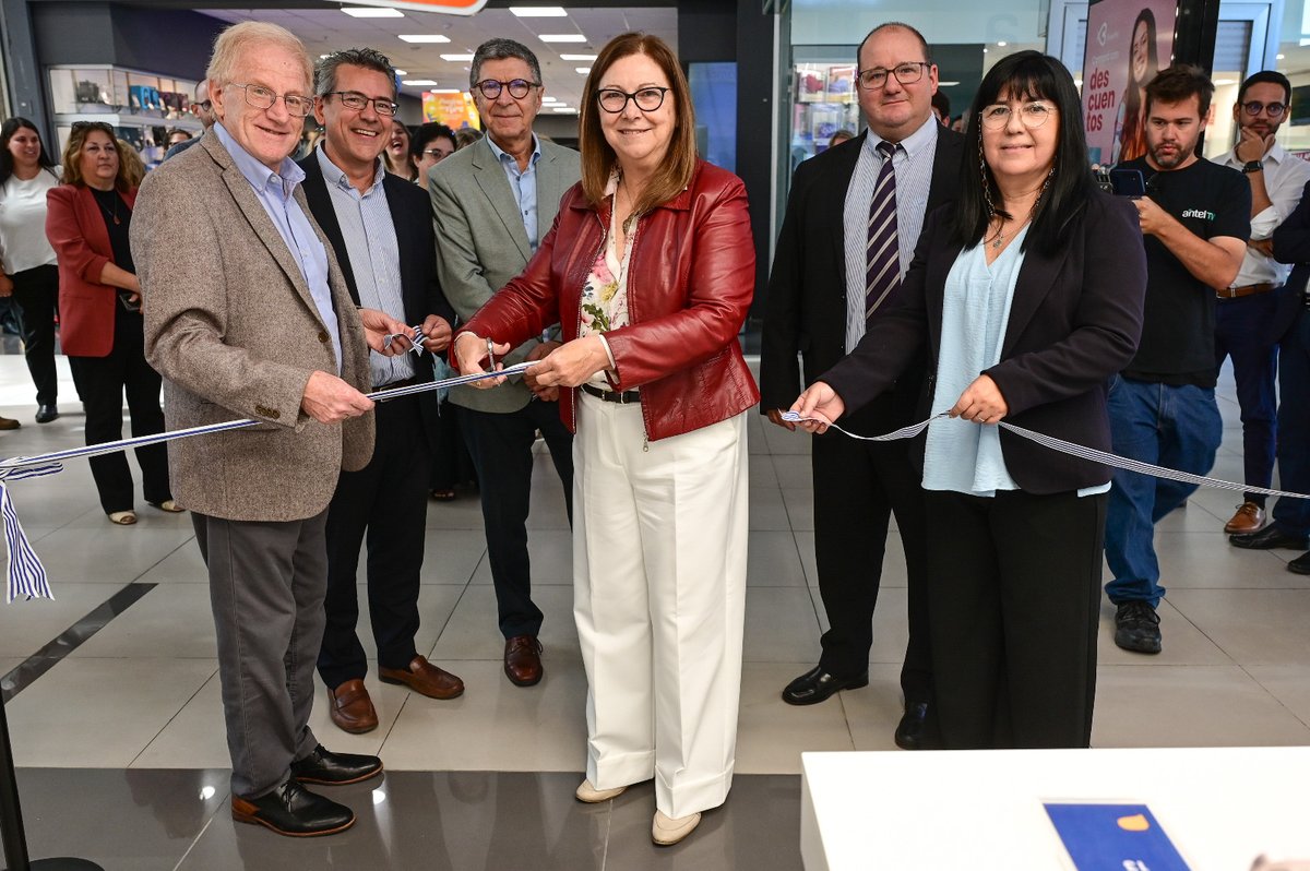 CladeraMachinD's tweet photo. "NUEVA TIENDA DE ANTEL EN PORTONES SHOPPING " 
El martes 18 de marzo, con la presencia de autoridades y personal de la empresa, Antel abrió una tienda comercial en el nivel dos del centro comercial, ubicado en el barrio Carrasco, de Montevideo. https://t.co/mlGmFCEfbO
