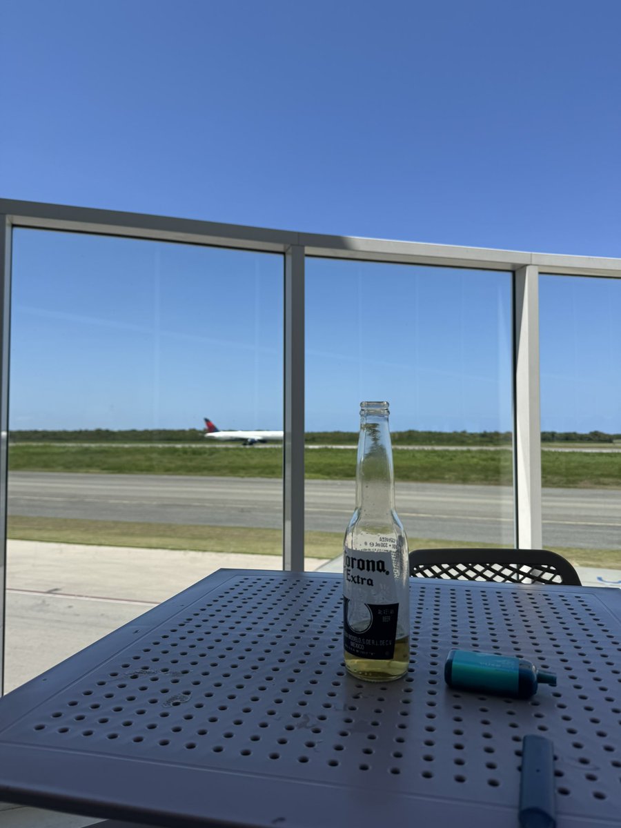 BernardHenriks's tweet photo. Anxiety is gone, threw 2 coronas, a double makers mark, and a fireball shot into my ole yeller. Time to go yell at some flight attendants. https://t.co/E44DZ0msRL