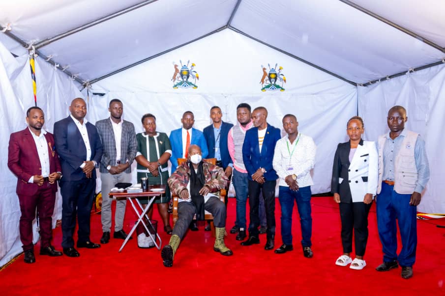BahatiMc's tweet photo. It was a great pleasure as Kagadi Journalists to meet the fountain of Honor @KagutaMuseveni at Masindi State Lodge last evening. 
Your Excellency we were thrilled by ur commitment towards addressing Bunyoro issues and for ur guidance geared towards development communication. https://t.co/9nsT5ghRqv