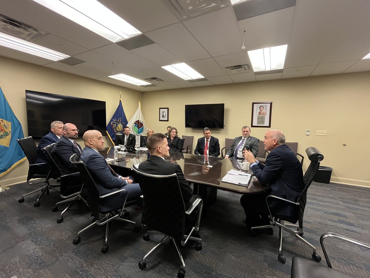 DEA Acting Administrator Derek Maltz  visits @DEAPhiladelphia. Greeted by Special Agent in Charge Thomas Hodnett, and discussing DEA's law enforcement collaborations and priorities with the division's leadership.