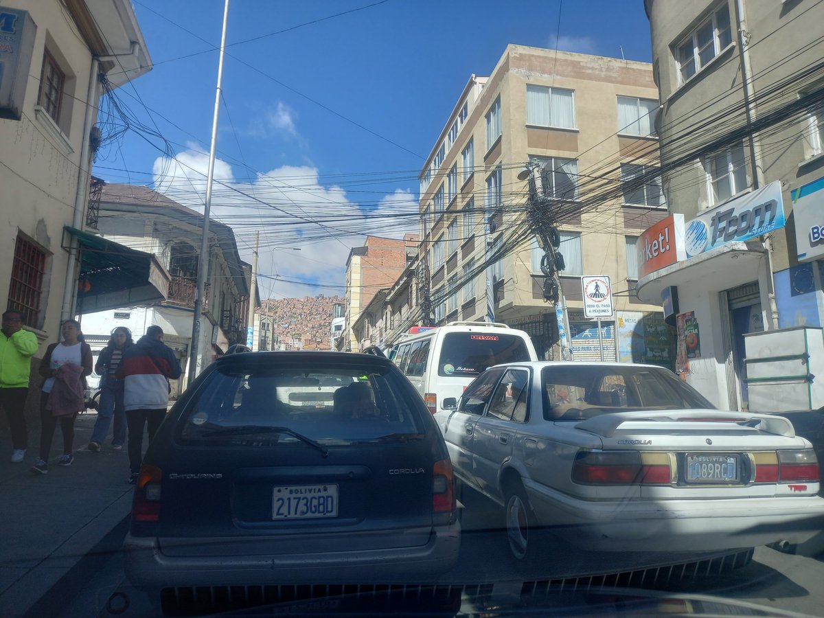 luis_93909's tweet photo. Sobre que no hay gasolina, y sitiados por los paros, ahora, debemos soportar desfiles por algo que perdimos para siempre gracias al MAS. El mar! Qué ciudad más difícil!! https://t.co/T5Z9XVPhhH