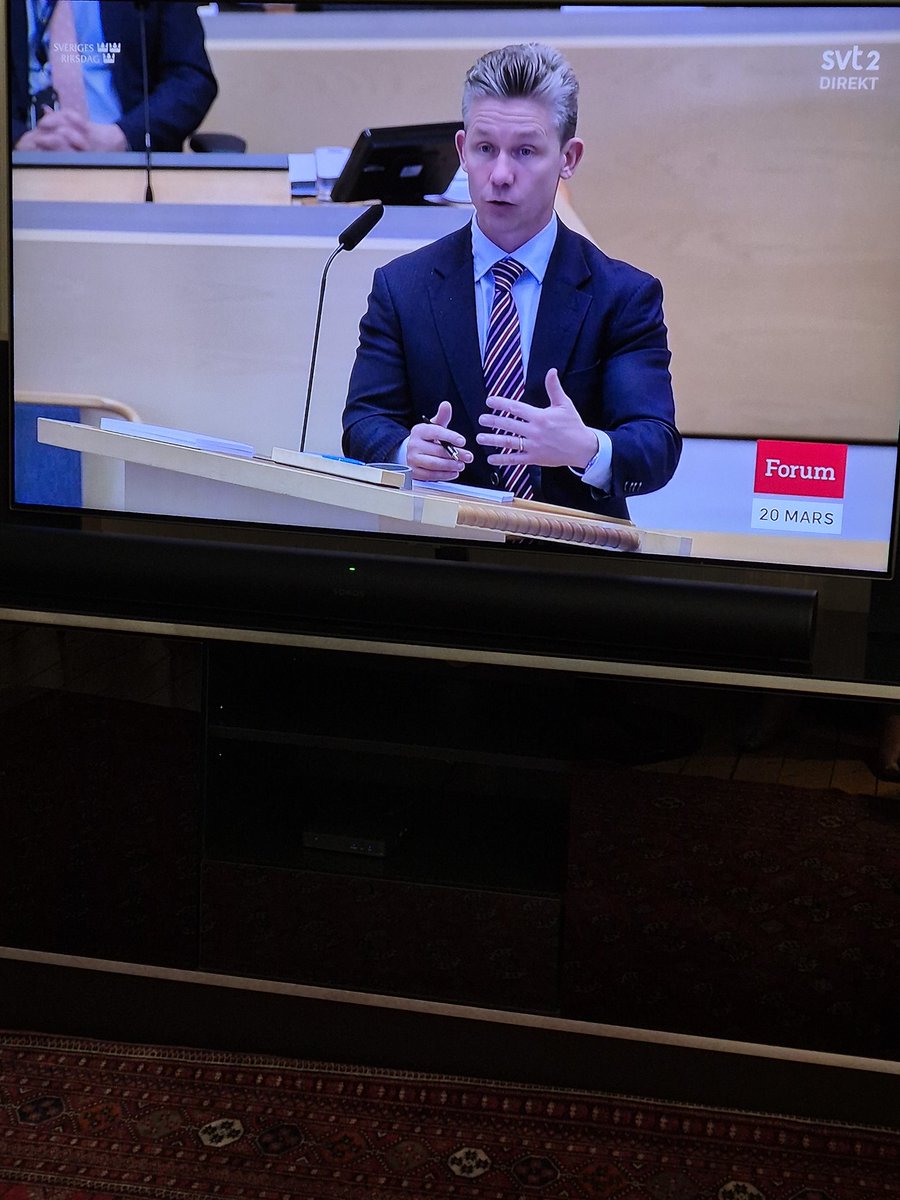 Sveriges Försvarsminister. Militärt välutbildad vid Marinens Kustjägarregemente under tre år. Aktiv reservofficer med kaptens grad. Fil. Dr i Krigsvetenskap efter studier i USA och Sverige. Jämför honom med sossarna "tomhylsan" Hultqvist från Borlänge som vägrade värnplikt. Välj!