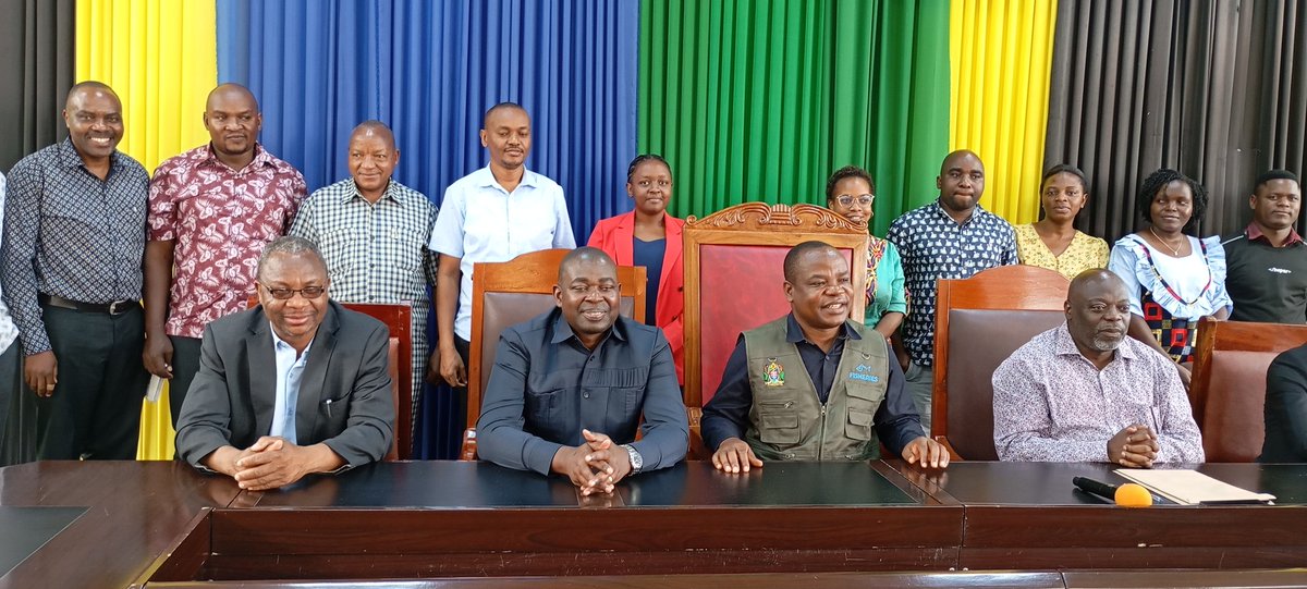 RSMara20's tweet photo. Naibu Katibu Mkuu wa Wizara ya Mifugo na Uvuvi Dkt. Edwin Paul Mhede leo amezindua uvunaji wa samaki waliofugwa kwenye vizimba na kueleza kuwa Wakala wa Elimu na Mafunzo ya Uvuvi (FETA) inaanza uzalishaji wa vifaranga vya samaki eneo la Gangimori, Rorya kuanzia Julai, 2025. https://t.co/Ew2J3zkqbR