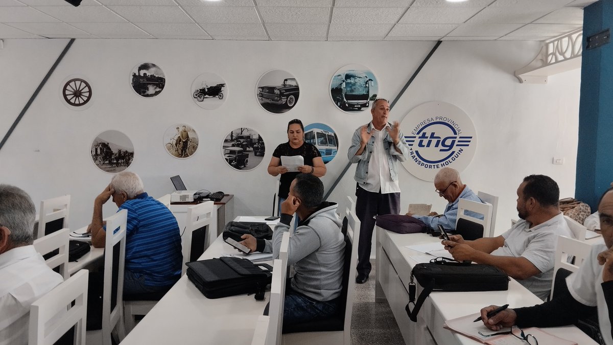 🚌 Se realiza Consejo de Dirección de la Empresa para evaluar los resultados del mes de Febrero. 
#HolguínSi #THG #HonorHolguinero