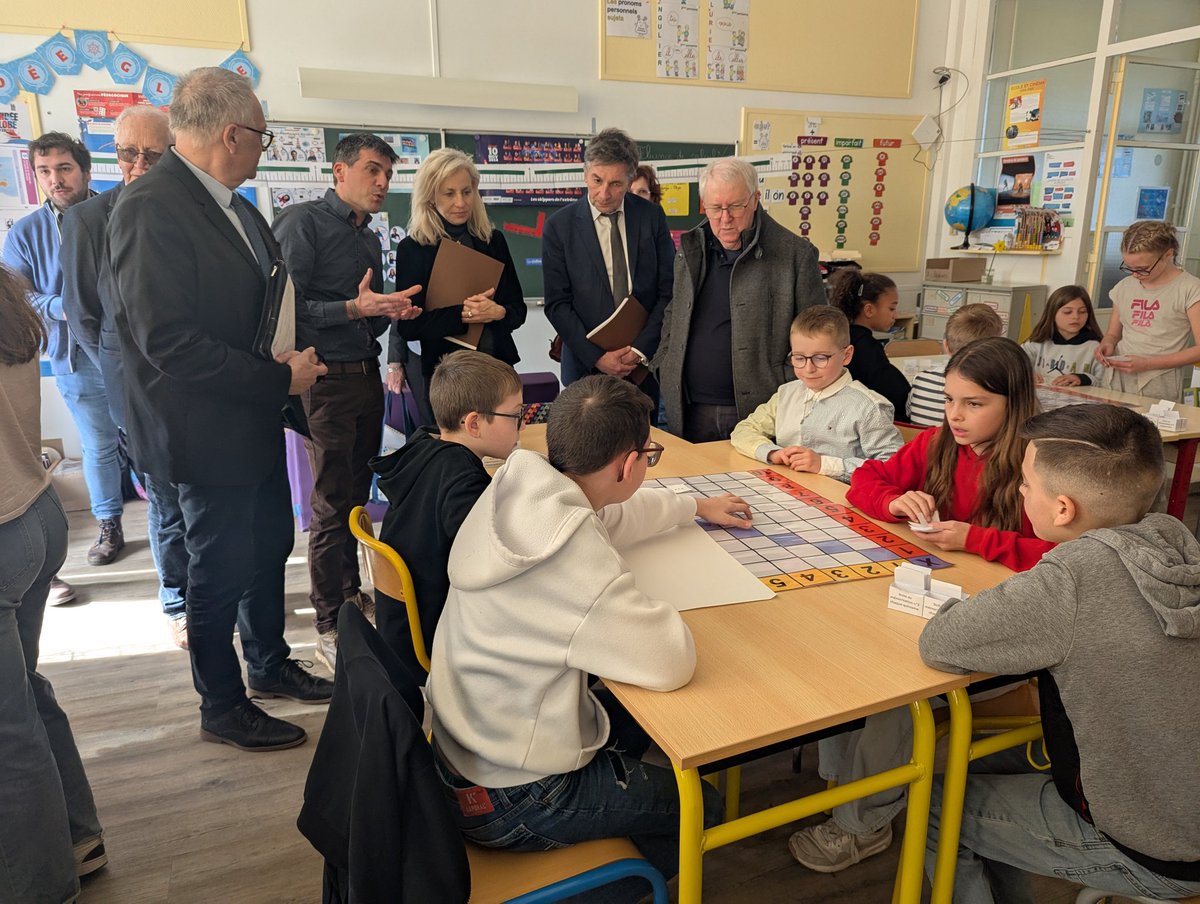 ac_normandie's tweet photo. 📚Pour clôturer la Semaine des mathématiques, la rectrice @ChGavini s'est rendue dans l'Orne, à l'école Thomas-Pesquet de Trun et l'école Jacques-Prévert d'Argentan, pour observer et saluer des projets innovants dans l'enseignement des mathématiques. 🔢👏 https://t.co/9b4XxaCqFT