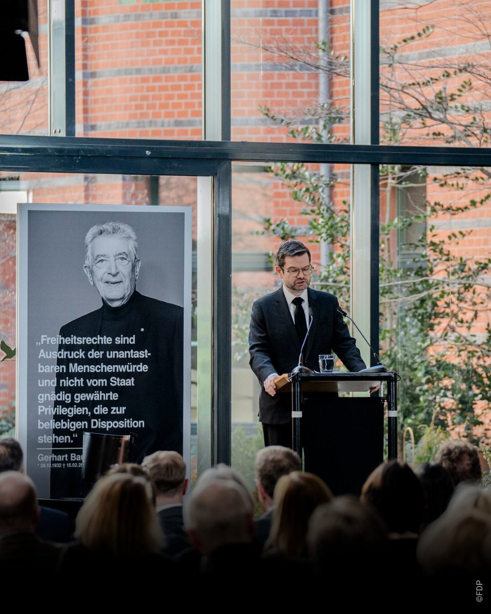 FNFreiheit's tweet photo. 🕊️Im Rahmen einer Trauerfeier haben wir heute in Berlin Abschied von Gerhart Rudolf Baum genommen, einem der bedeutendsten liberalen Politiker des 20. und 21. Jahrhunderts.

Mit sehr persönlichen Erinnerungen haben @MarcoBuschmann, @sls_fdp und @KonstantinKuhle an Gerhart Baum erinnert. Gemeinsam mit Gerhart Baums Witwe und weiteren Familienangehörigen gedachten über einhundert Weggefährtinnen und Weggefährten eines Mannes, dessen Lebenswerk dem Liberalismus und dem demokratischen Rechtsstaat gewidmet war.

Die Verteidigung der Freiheit war sein Antrieb, das überzeugende Argument sein Werkzeug. Er ging dem Konflikt nicht aus dem Weg, sondern verstand den politischen Streit als Wegbereiter des Fortschritts. Seine Beharrlichkeit, sein scharfer Verstand und seine Freude am direkten Dialog haben unzählige Menschen begeistert, inspiriert und zusammengeführt. 

Sie alle werden Gerhart Baum in Dankbarkeit ein ehrendes Andenken bewahren.

#gerhartbaum @fdp